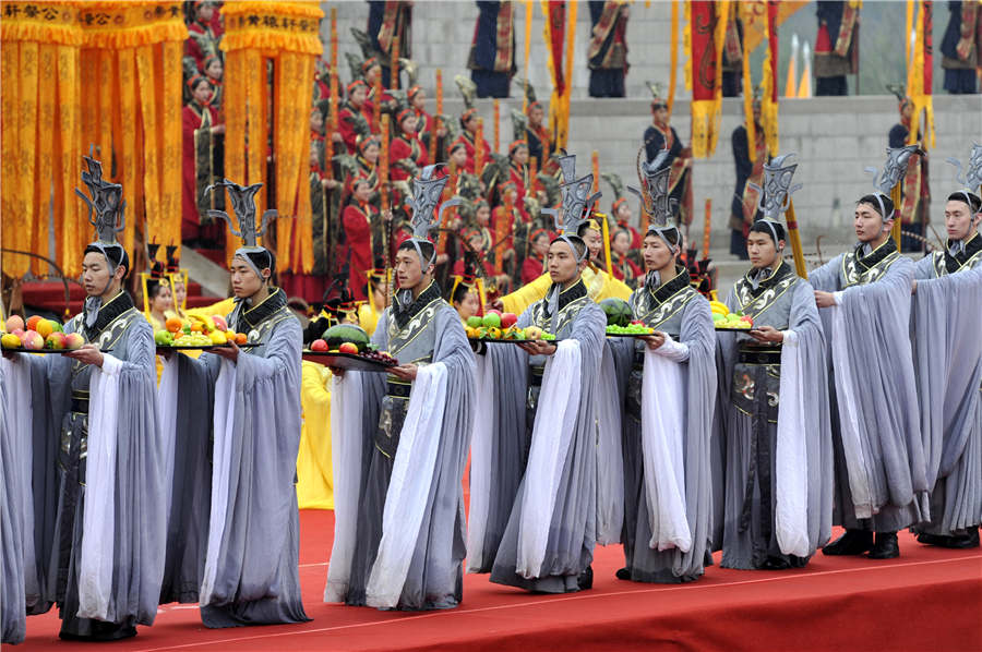 Thousands pay tribute to Yellow Emperor on Tomb-Sweeping Day