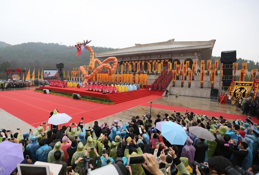 Thousands pay tribute to Yellow Emperor on Tomb-Sweeping Day