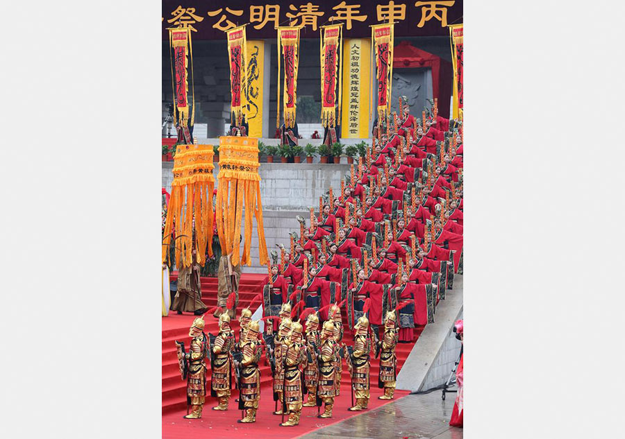 Thousands pay tribute to Yellow Emperor on Tomb-Sweeping Day