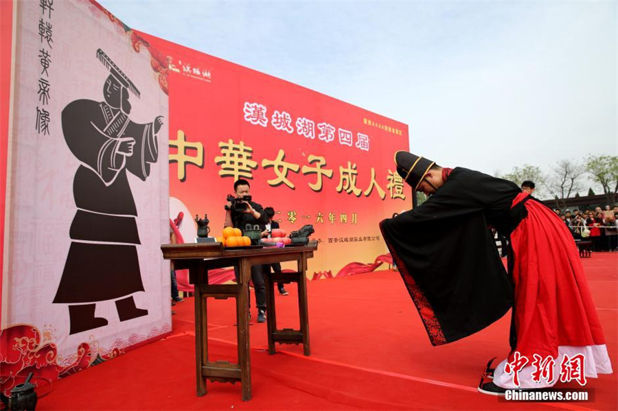 Girls attend adulthood ceremony in Xi'an