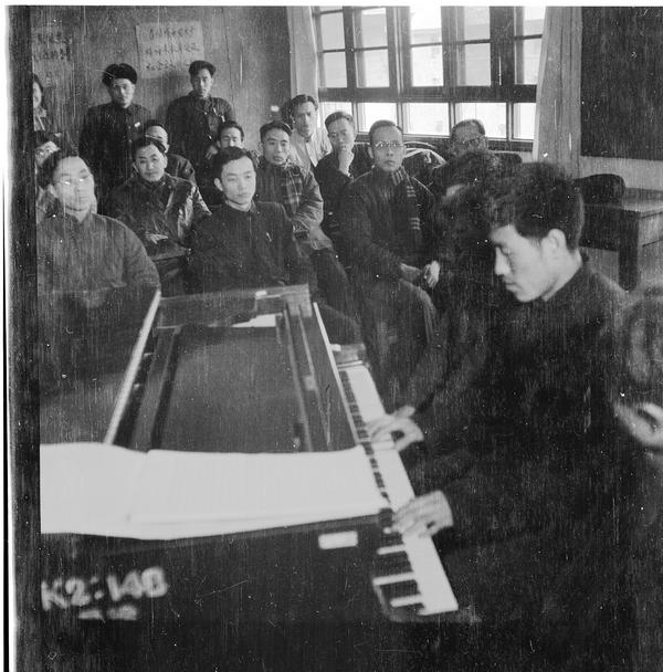 Shi Wanchuan plays the tune of a classical century