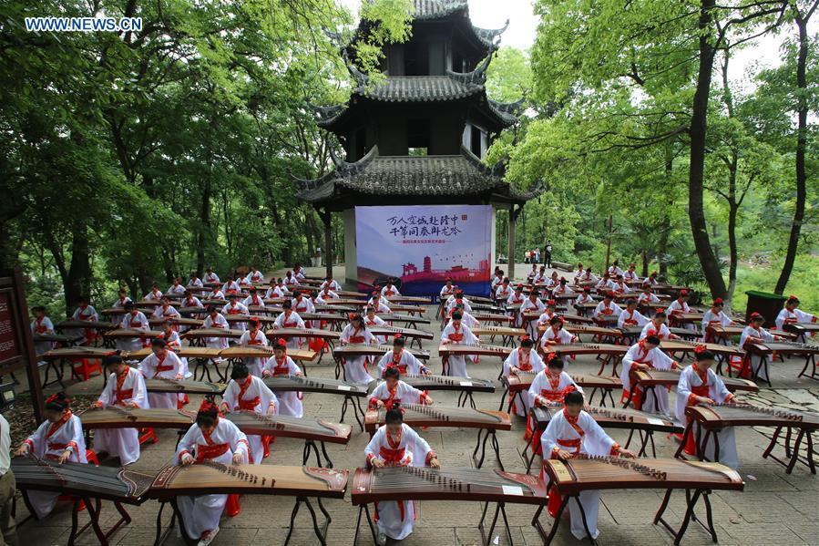 Teenagers play Chinese instrument Zheng in Hubei