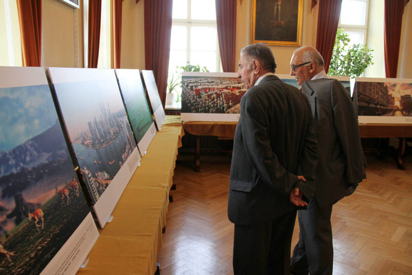 'Beautiful China, Beautiful Poland' photo exhibition and book fair launch in Warsaw