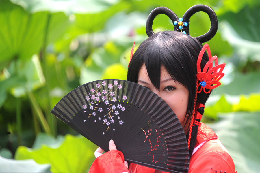 Females in qipao warm up the summer