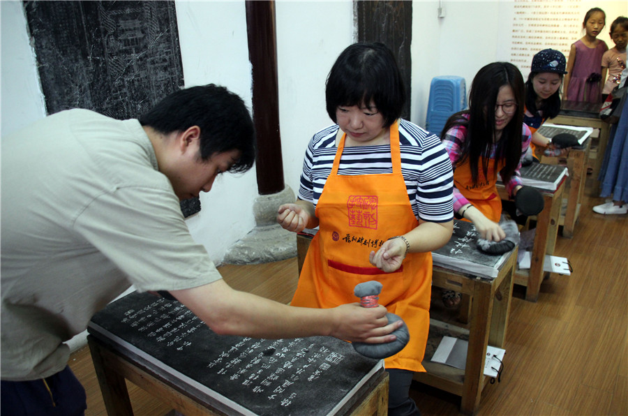 Japanese tourists learn stone rubbing in East China