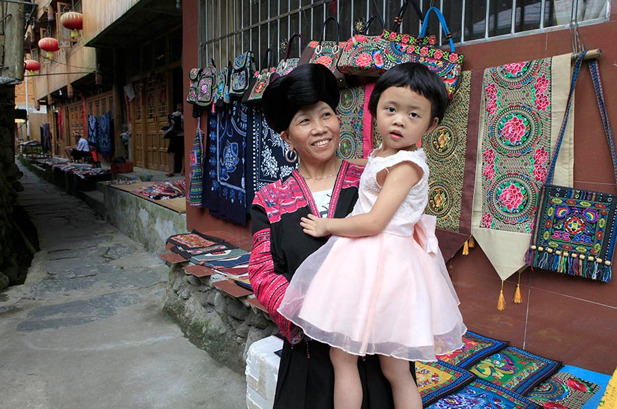 Huangluo: China's 'long hair village'