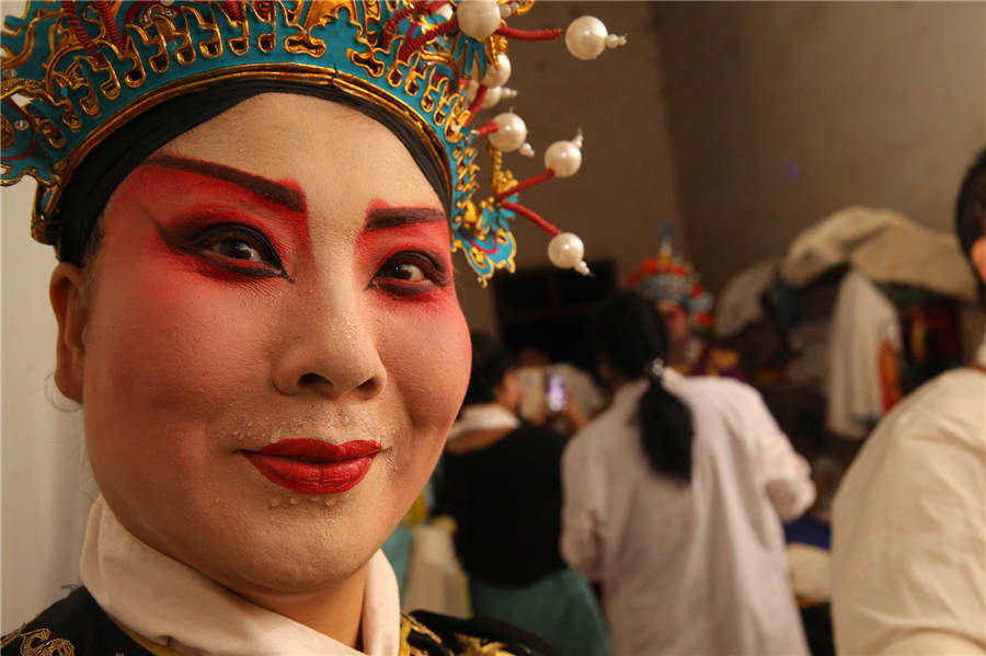 Qinqiang Opera actors brave heat to bring smile to faces