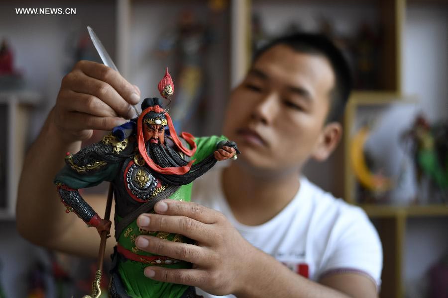 Young pastry cook creates dough sculptures in Central China