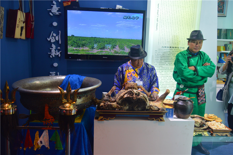 Fair shows off Ordos' vibrant cultural industries in Inner Mongolia