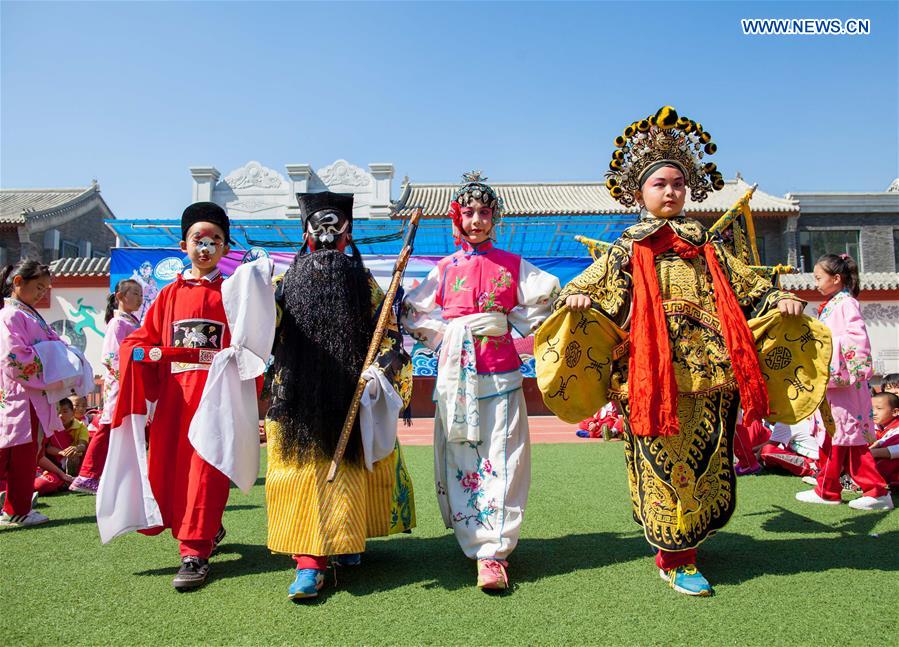 Peking opera troupers introduce traditional art to students in Inner Mongolia