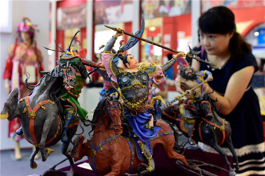 People view handicrafts at 4th China Intangible Cultural Heritage Expo in Jinan