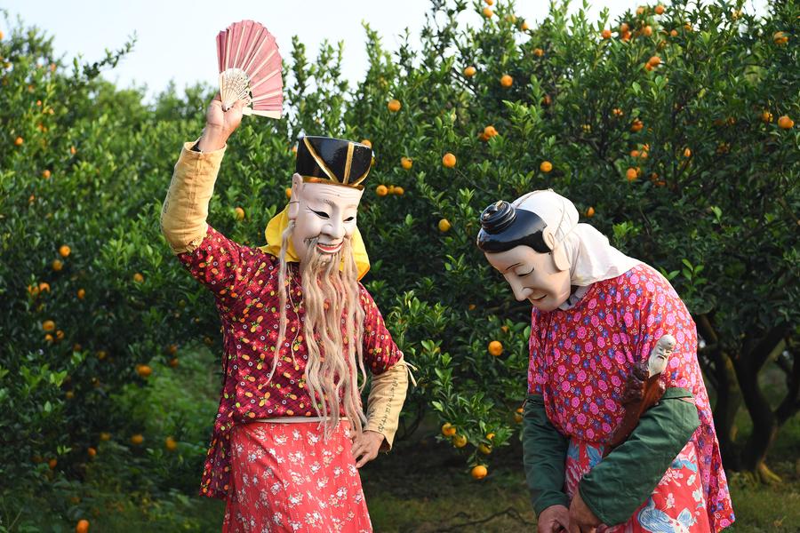 Actors perform Nuo dance to celebrate orange harvest