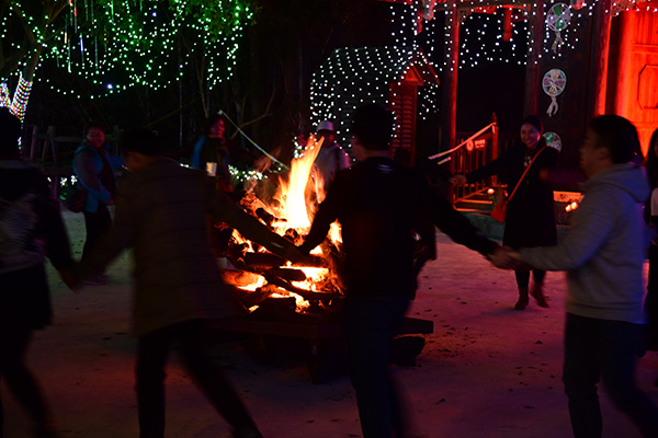 Yizhou draws visitors with Zhuang folk songs