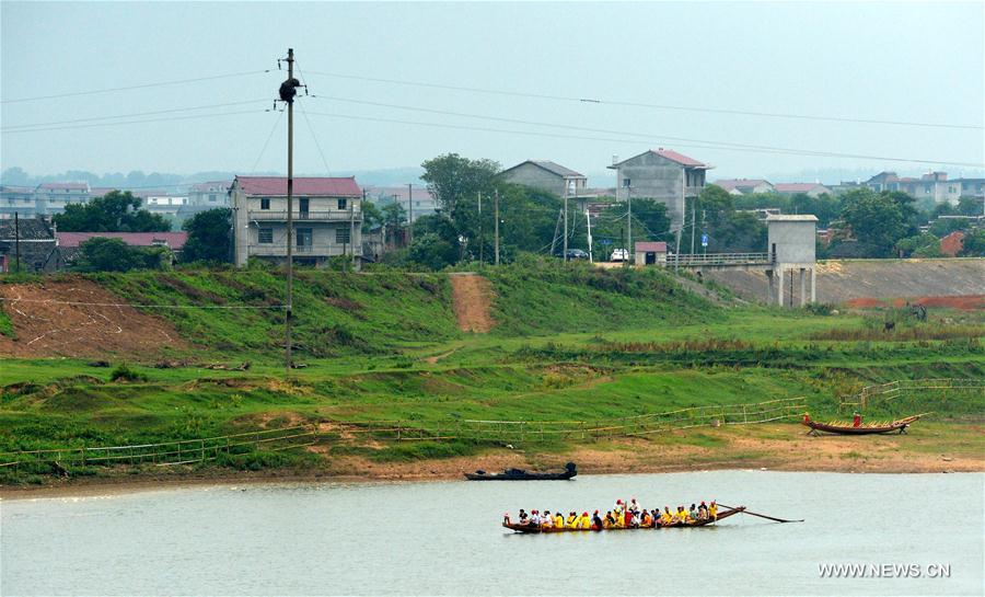 People in E China prepare for dragon boat competition