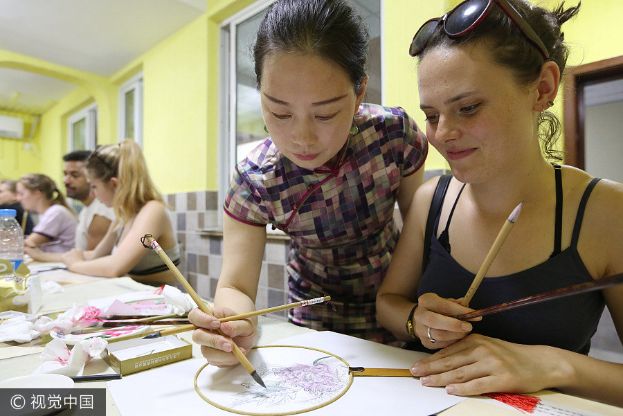 UK students learn Chinese paintings in Jiangsu