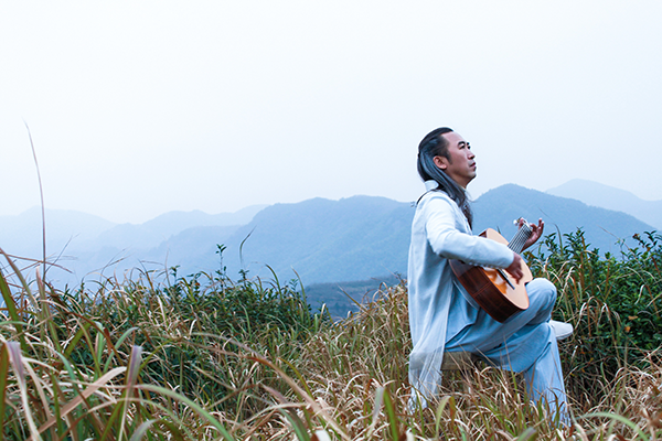 When a guitar speaks to Chinese poetry