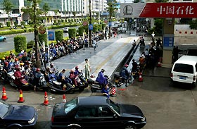 Drivers queue at petrol pumps on Wednesday in Dongguan in South ChinaKs Guangdong Province. The fuel shortage affecting Guangdong is dragging on. Feng Zhoufeng