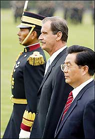 Mexican President Vicente Fox (C) and his Chinese counterpart Hu Jintao (R), take part in a reception ceremony at the Marte fields in Mexico City. 