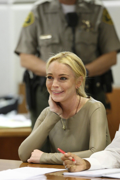 Judge delays jail sentence in Lohan theft case