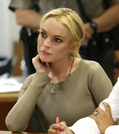 Judge delays jail sentence in Lohan theft case