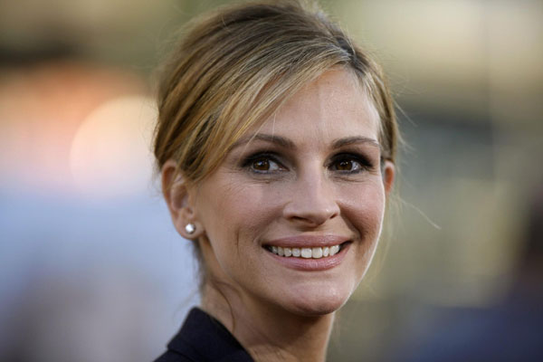 Hanks,Julia Roberts attend premiere of 'Larry Crowne' in Hollywood