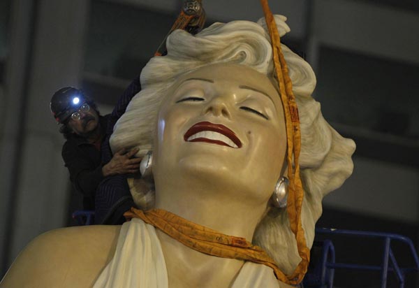 Marilyn Monroe statue disassembled