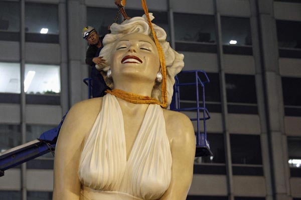 Marilyn Monroe statue disassembled