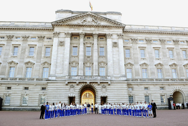 Prince William and Kate greet Olympic torch