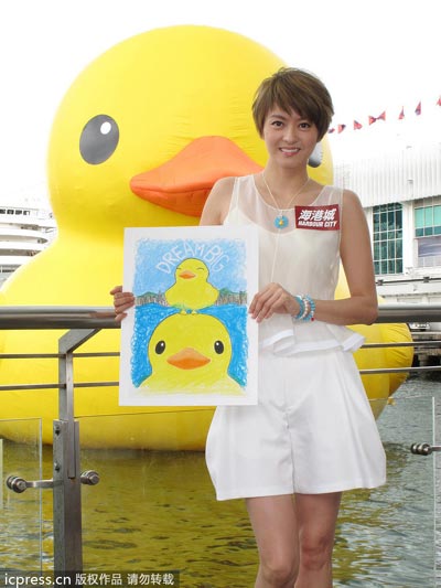 Gigi Leung poses with Rubber Duck of HK