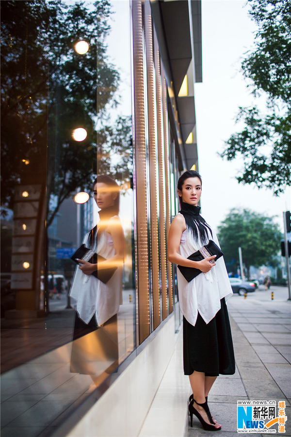 Fashionable girl Li Sheng in black and white dress