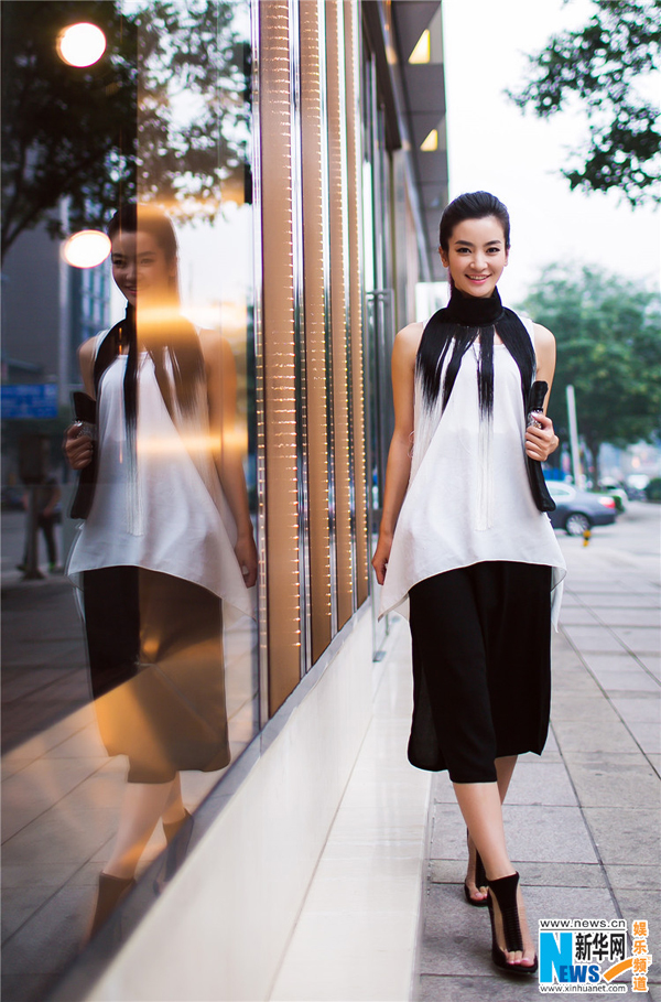 Fashionable girl Li Sheng in black and white dress