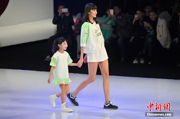 Children perform at fashion show in S China