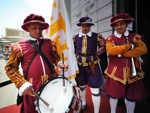 Traditional costume show attract visitors at Expo