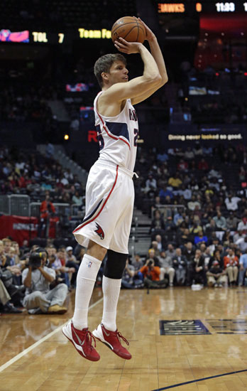 Record-setting Korver leads Hawks to win over Clippers