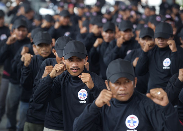 Thai PM's supporters head for rally