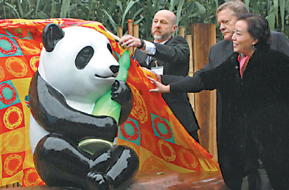 Giant panda star stages 'return' to London Zoo