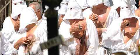 Thousands join Italian self-punishment rite