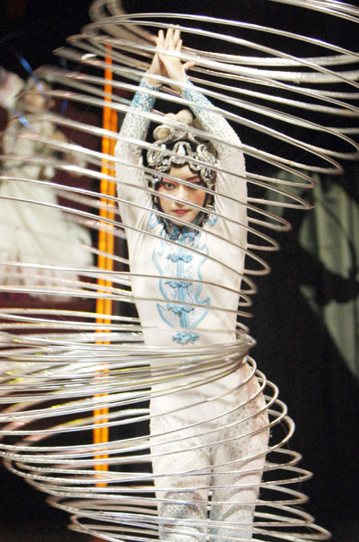 Circus artists rehearse 'Fenmo'