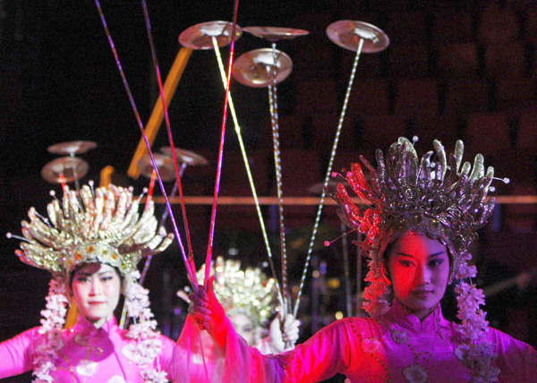 Circus artists rehearse 'Fenmo'