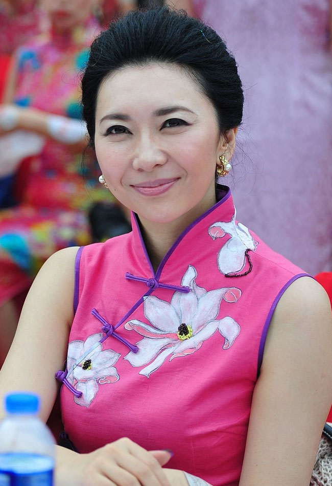 2,000 cheongsam fans put on a show in Shanghai