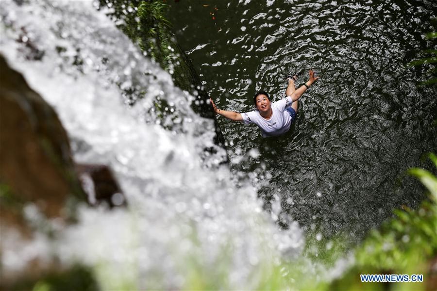 People enjoy summer leisure across China