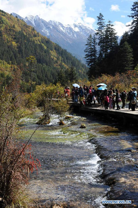 Enchanting autumn scenery in Jiuzhaigou