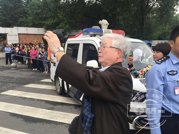 Recording gaokao moments through photos