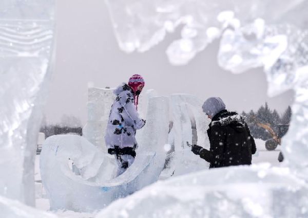 Ice sculpture exhibition brings world artists to Changchun