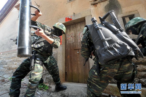 Cornershot gun used in Xiamen special force in anti-terrisom drill