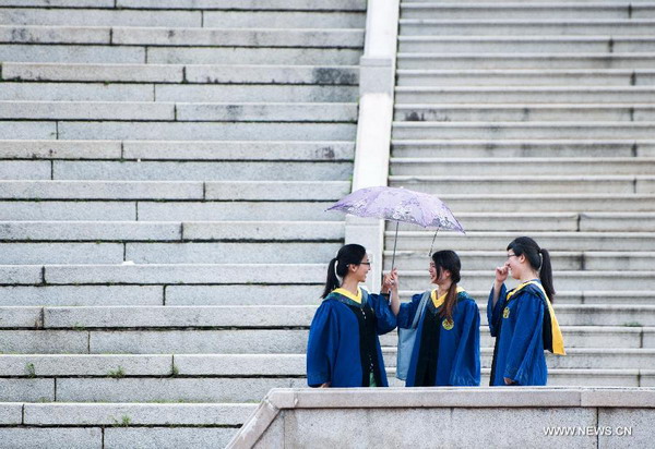 Graduates pose for photo at Xiamen University