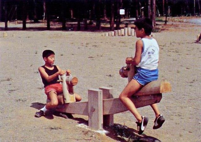 Dad far away from home creates 'world’s longest seesaw' to play with son