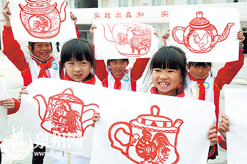 Quanzhou students beckon New Year with cutouts