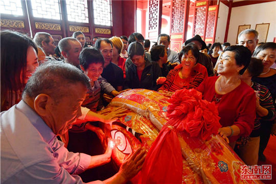 Fuzhou residents climb mountain to find giant turtle