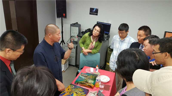 Confucius Institute gets special lacquer painting